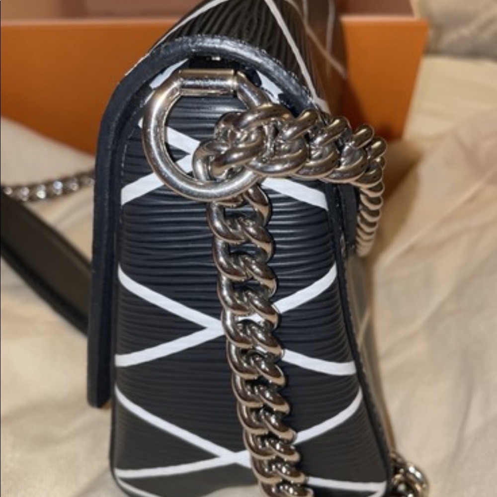 Louis Vuitton Twist Eli Malletage PM Black and White Cross Body Bag - Picture 4 of 7